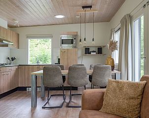 Gezellige binnenruimte van Bungalow Saturnus in Dwingeloo, Drenthe, met moderne keuken en eetruimte voor een ontspannen vakantieverblijf.