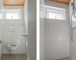 Moderne badkamer in Bungalow Saturnus, vakantiehuis in Dwingeloo, Zuidwest Drenthe, met lichte tegels en ruime douche.