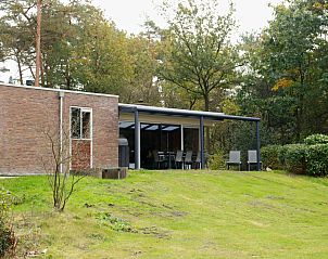 Bungalow Zon in Dwingeloo, Zuidwest Drenthe, biedt een serene vakantiehuiservaring met een ruim terras en omringende natuur.
