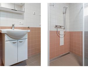Moderne badkamer in Bungalow Zon, vakantiehuis in Dwingeloo, Zuidwest Drenthe, met stijlvolle douche en wastafel voor ultiem comfort.