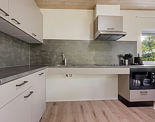 Moderne keuken in Aangepaste bungalow Meteoor, vakantiehuis in Dwingeloo, Zuidwest Drenthe.