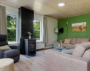 Comfortabele zithoek met open haard in Aangepaste bungalow Meteoor, gelegen in Dwingeloo, Drenthe.