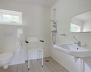 Ruime badkamer met voorzieningen in Aangepaste bungalow Meteoor, vakantieaccommodatie in Dwingeloo, Drenthe.