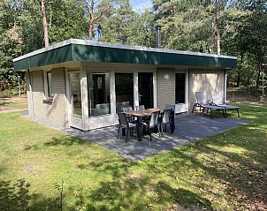 Bungalow Mercurius in Dwingeloo, Zuidwest Drenthe, omgeven door natuur. Geniet van het terras van deze comfortabele vakantiewoning.
