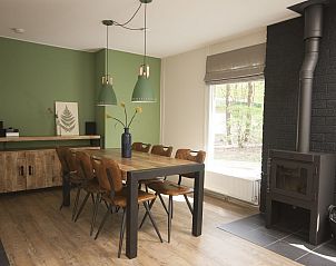Gezellige eetkamer in Bungalow Mercurius, Dwingeloo, Zuidwest Drenthe. Geniet van de knusse sfeer en moderne inrichting van dit vakantiehuis.