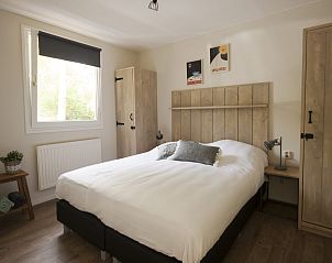 Gezellige slaapkamer in Bungalow Mercurius, Dwingeloo, Zuidwest Drenthe. Comfortabel vakantiehuis met rustieke inrichting en natuurlijk licht.