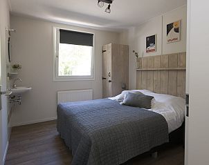 Gezellige slaapkamer in Bungalow Mercurius, Dwingeloo, Zuidwest Drenthe. Comfortabel vakantiehuis met rustieke inrichting en natuurlijk licht.