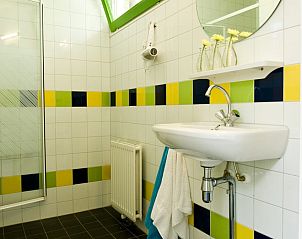 Moderne badkamer in Bungalow Mercurius, Dwingeloo, Zuidwest Drenthe. Comfortabel vakantiehuis met kleurrijke tegels en stijlvolle inrichting.