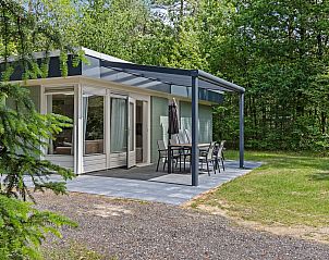 Aangepaste bungalow Sirius in Dwingeloo, Drenthe met ruime veranda omringd door groen.