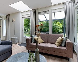 Comfortabele zithoek in Aangepaste bungalow Sirius, vakantieaccommodatie in Drenthe.