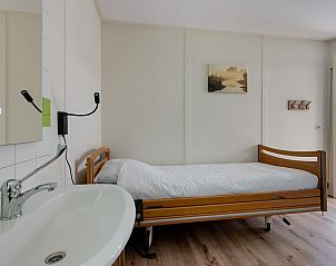 Gezellige slaapkamer met eenpersoonsbed in Aangepaste bungalow Sirius, Dwingeloo.