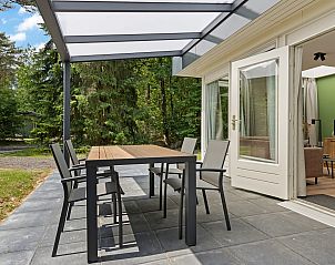 Terras met tuinmeubilair bij Aangepaste bungalow Sirius, vakantiehuis in Dwingeloo, Drenthe.