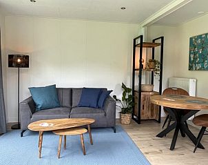Gezellige woonkamer in Vakantiehuis in Dwingeloo, met moderne inrichting en veel licht.
