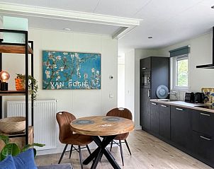 Stijlvolle keuken in Vakantiehuis in Dwingeloo, compleet met moderne faciliteiten.