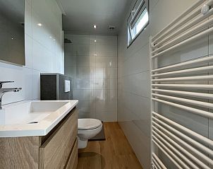 Moderne badkamer in Vakantiehuis in Dwingeloo, voorzien van alle gemakken.