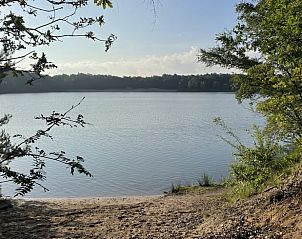 Natuurlijke omgeving rond Vakantiehuis in Dwingeloo, met serene waterpartijen.