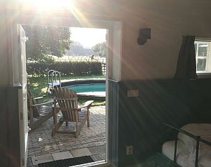 Vakantiehuis in Dwingeloo biedt rustieke charme met uitzicht op een zonnig terras en zwembad, ideaal gelegen in Zuidwest Drenthe.