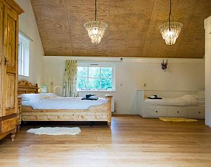 Moderne badkamer in vakantiehuis DG603, Dwingeloo, Zuidwest Drenthe, met ruime douche en wastafel.