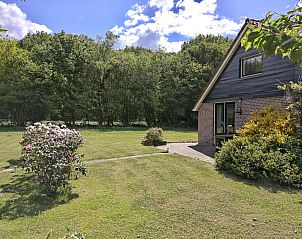 Gezellige woonkamer in vakantiehuis DG603, Dwingeloo, Zuidwest Drenthe, met eethoek en comfortabele bank.