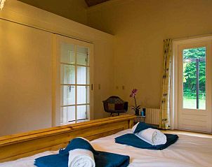 Ruime tuin rondom vakantiehuis DG603 in Dwingeloo, Zuidwest Drenthe, ideaal voor ontspanning.