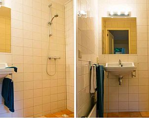 Sfeervolle slaapkamer in vakantiehuis DG603, Dwingeloo, Zuidwest Drenthe, met houten meubels.