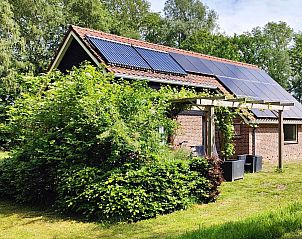 Groene tuin en terras bij vakantiehuis DG603 in Dwingeloo, Zuidwest Drenthe, met zonnepanelen.