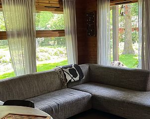 Lichte woonkamer in Huisje in Dwingeloo, vakantiehuis in Zuidwest Drenthe.