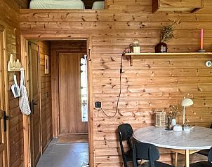 Eetruimte met houten interieur in Huisje in Dwingeloo, vakantieverblijf Drenthe.