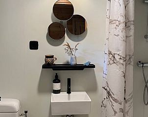 Stijlvolle badkamer in Huisje in Dwingeloo, vakantieverblijf Zuidwest Drenthe.