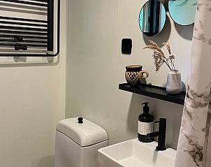 Moderne voorzieningen in de badkamer van Huisje in Dwingeloo, Drenthe.