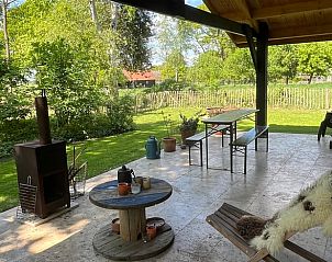 Ruim terras met uitzicht bij Huisje in Dwingeloo, vakantiehuis in Drenthe.