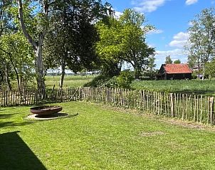 Uitgestrekte tuin bij Huisje in Dwingeloo, vakantiehuis in Drenthe.