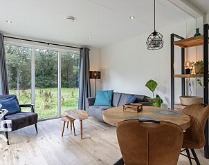 Gezellige woonkamer van DG1576 in Dwingeloo, Zuidwest Drenthe, met uitzicht op de natuur.