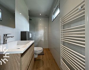 Winters uitzicht op meer nabij DG1576 vakantiehuis, Dwingeloo, Zuidwest Drenthe.