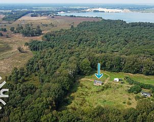 Luchtfoto van DG1576 vakantiehuis in Dwingeloo, Zuidwest Drenthe, omgeven door bossen.