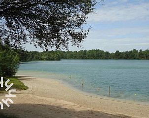 Eethoek in DG1576 vakantiehuis, Dwingeloo, Zuidwest Drenthe, met kunst aan de muur.