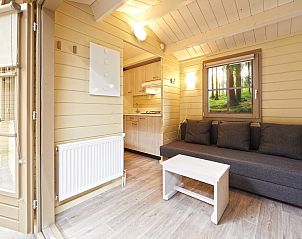 Comfortabele zithoek met uitzicht in Kampeerchalet de Avondster, Dwingeloo, Zuidwest Drenthe.