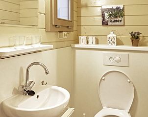 Moderne badkamer in Kampeerchalet de Avondster, Dwingeloo, Zuidwest Drenthe.