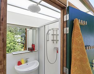 Moderne badkamer met douche en wastafel op de kampeerplaats van RCN de Noordster in Dwingeloo, Zuidwest Drenthe.