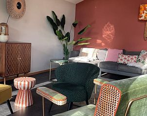 Stijlvolle woonkamer in Huisje in Dwingeloo, vakantiehuis in Zuidwest Drenthe, met kleurrijke meubels en een gezellige sfeer.