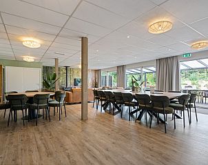 Ruime eet- en vergaderruimte in Groepsaccommodatie de Komeet, Dwingeloo, ideaal voor groepsactiviteiten.