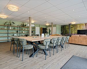 Stijlvolle eetkamer in Groepsaccommodatie de Komeet, Dwingeloo, met uitzicht op de omliggende natuur.