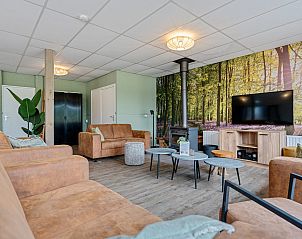 Sfeervolle woonkamer in Groepsaccommodatie de Komeet, Dwingeloo, met comfortabele zitplaatsen en decor.