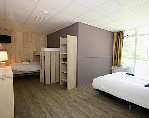 Ruime slaapkamer met stapelbedden in Groepsaccommodatie de Komeet, Dwingeloo, ideaal voor gezinnen.