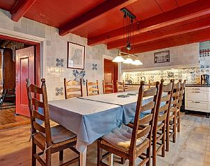 Gezellige eetkamer in Vakantiehuis in Ruinerwold, Zuidwest Drenthe, met houten balken en landelijke charme.