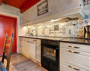 Gezellige keuken in Vakantiehuis in Ruinerwold, Zuidwest Drenthe, met traditionele tegels en moderne apparatuur voor een comfortabel verblijf.
