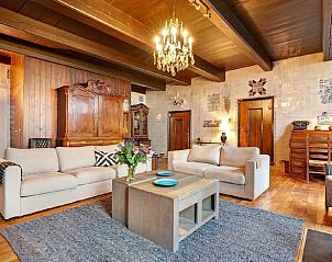 Gezellige woonkamer in Vakantiehuis in Ruinerwold, Zuidwest Drenthe, met houten interieur en comfortabele banken.