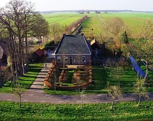 Luftaufnahme von Haus in Ruinerwold, einem Ferienhaus in der grnen Landschaft von Sdwest-Drenthe, umgeben von weiten Feldern.