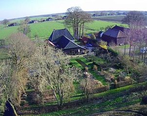 Luftaufnahme von Cottage in Ruinerwold, Ferienhaus im Sdwesten von Drenthe, umgeben von weiten grnen Feldern und lndlicher Ruhe.