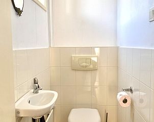 Modernes Badezimmer im Ferienhaus DG2051, Ruinerwold, Sdwest-Drenthe, mit stilvoller Dusche und elegantem Holzspiegeldesign.